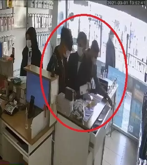 Bursa'da önce cep telefonundan sonra marketten hırsızlık yapan şüpheliler, kamerada Bursa'da önce cep telefonundan sonra marketten hırsızlık yapan şüpheliler, kamerada