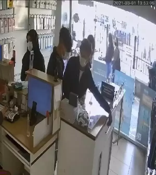 Bursa'da önce cep telefonundan sonra marketten hırsızlık yapan şüpheliler, kamerada Bursa'da önce cep telefonundan sonra marketten hırsızlık yapan şüpheliler, kamerada