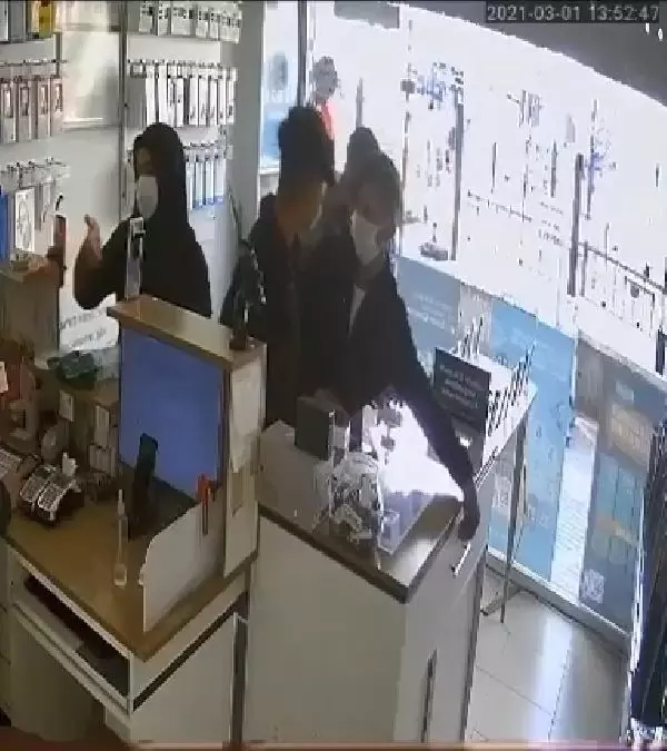 Bursa'da önce cep telefonundan sonra marketten hırsızlık yapan şüpheliler, kamerada Bursa'da önce cep telefonundan sonra marketten hırsızlık yapan şüpheliler, kamerada