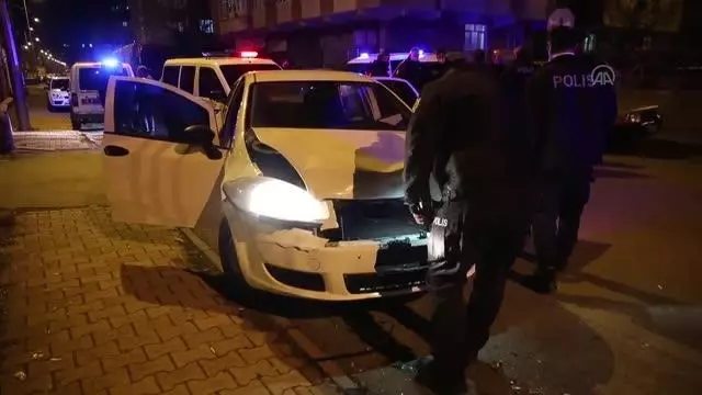 Çalıntı araçla polisten kaçan zanlı kaza yapınca yakalandı Çalıntı araçla polisten kaçan zanlı kaza yapınca yakalandı