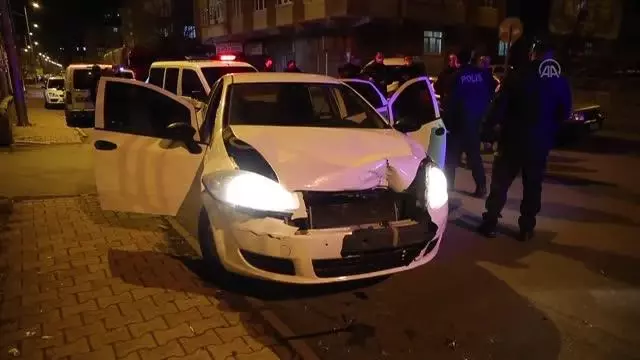 Çalıntı araçla polisten kaçan zanlı kaza yapınca yakalandı Çalıntı araçla polisten kaçan zanlı kaza yapınca yakalandı