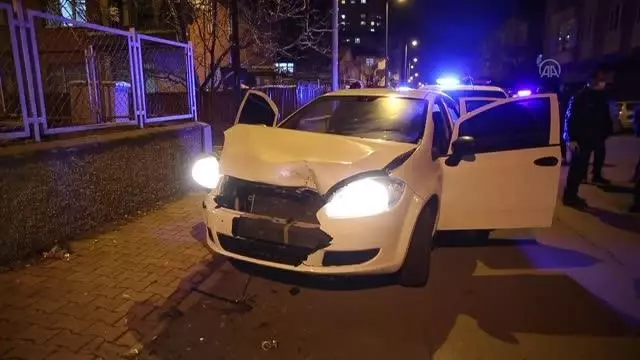 Çalıntı araçla polisten kaçan zanlı kaza yapınca yakalandı Çalıntı araçla polisten kaçan zanlı kaza yapınca yakalandı