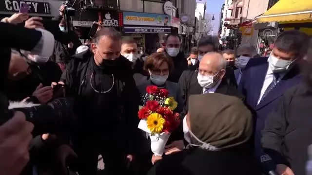 CHP Genel Başkanı Kılıçdaroğlu, Kadıköy'de esnaf ziyareti yaptı CHP Genel Başkanı Kılıçdaroğlu, Kadıköy'de esnaf ziyareti yaptı