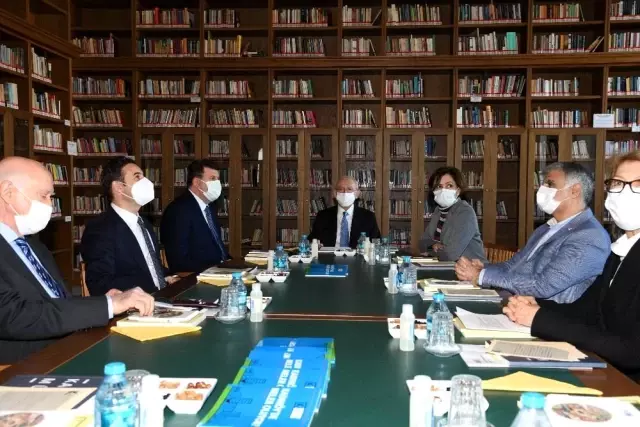 CHP Genel Başkanı Kılıçdaroğlu, Kadıköy'de esnaf ziyareti yaptı CHP Genel Başkanı Kılıçdaroğlu, Kadıköy'de esnaf ziyareti yaptı