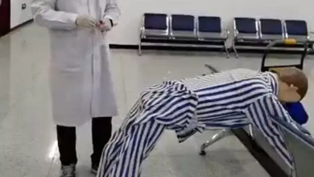 Çin'in ülkeye gelen yabancılara anal sürüntü testini zorunlu kılacağı iddiası Çin'in ülkeye gelen yabancılara anal sürüntü testini zorunlu kılacağı iddiası