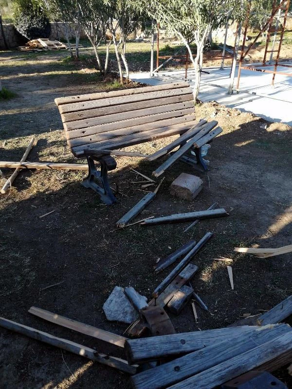 Datça'daki parkta banklar balyozla kırılıp, tahrip edildi