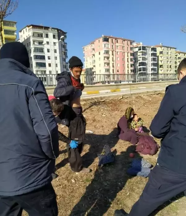 Dilenciler bozuk paraları ekmek arasına gizlemiş Dilenciler bozuk paraları ekmek arasına gizlemiş