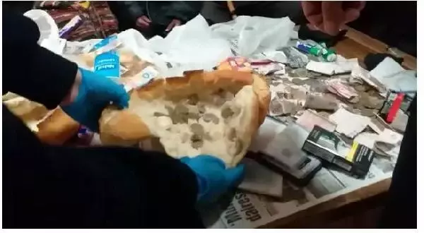 Dilenciler bozuk paraları ekmek arasına gizlemiş Dilenciler bozuk paraları ekmek arasına gizlemiş