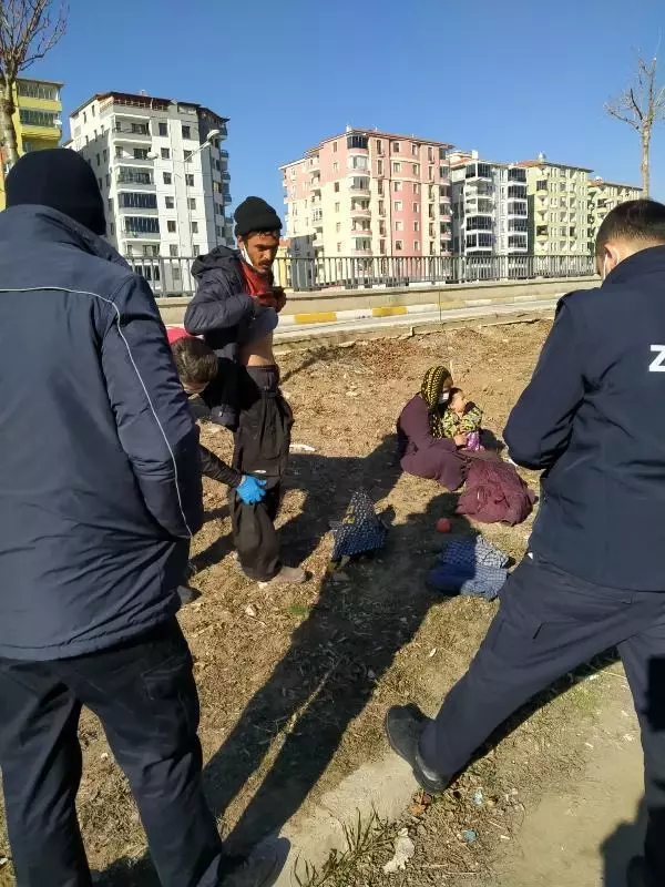 Dilenciler bozuk paraları ekmek arasına gizlemiş Dilenciler bozuk paraları ekmek arasına gizlemiş