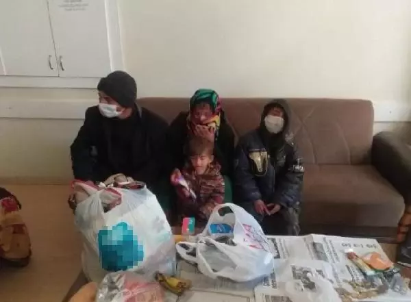 Dilenciler bozuk paraları ekmek arasına gizlemiş Dilenciler bozuk paraları ekmek arasına gizlemiş
