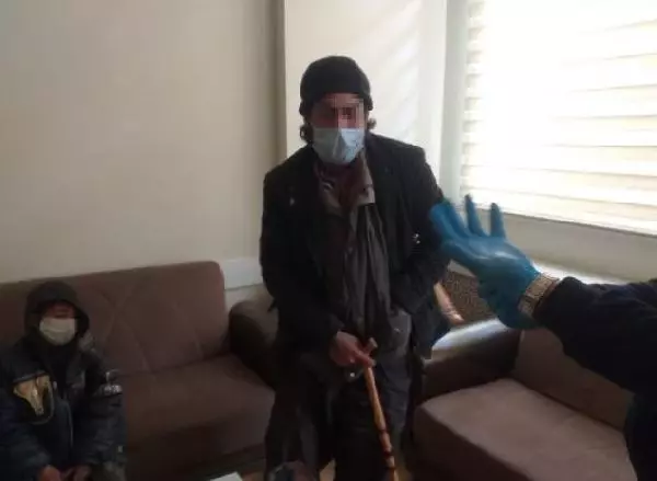 Dilenciler bozuk paraları ekmek arasına gizlemiş Dilenciler bozuk paraları ekmek arasına gizlemiş