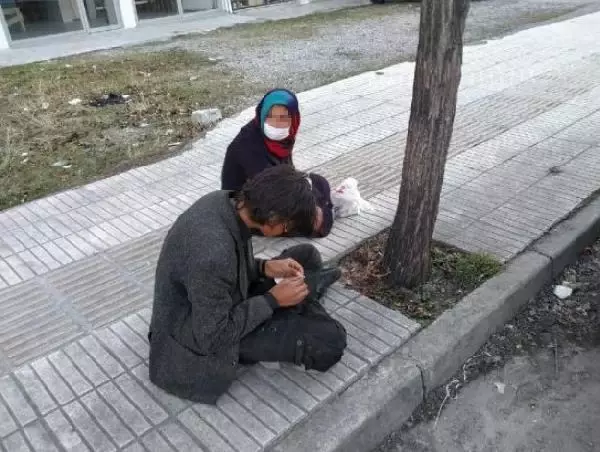 Dilenciler bozuk paraları ekmek arasına gizlemiş Dilenciler bozuk paraları ekmek arasına gizlemiş