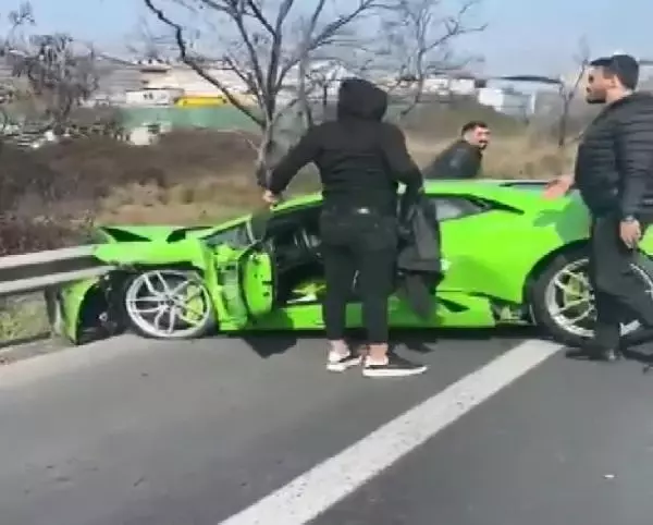 Dünya drift şampiyonasında derece elde eden yarışçı Avcılar'da kaza yaptı Dünya drift şampiyonasında derece elde eden yarışçı Avcılar'da kaza yaptı