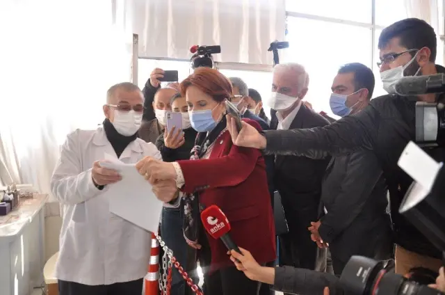 Eczacının gösterdiği veresiye defterini gören Akşener şaşıp kaldı: Meğer bir şey bilmiyormuşuz Eczacının gösterdiği veresiye defterini gören Akşener şaşıp kaldı: Meğer bir şey bilmiyormuşuz