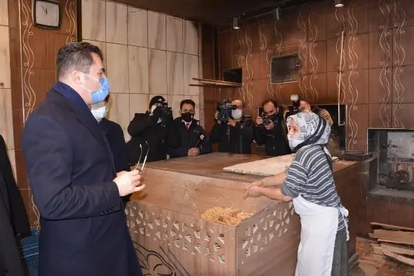 Erzurum'da fırıncılar, denetime çıkan Vali Memiş'ten ekmek fiyatının artırılmasını istedi Erzurum'da fırıncılar, denetime çıkan Vali Memiş'ten ekmek fiyatının artırılmasını istedi