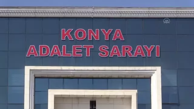 Eşi ve kızının üzerine kaynar su döktüğü gerekçesiyle yargılanan sanık hakim karşısında Eşi ve kızının üzerine kaynar su döktüğü gerekçesiyle yargılanan sanık hakim karşısında