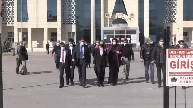 Eşi ve kızının üzerine kaynar su döktüğü gerekçesiyle yargılanan sanık hakim karşısında Eşi ve kızının üzerine kaynar su döktüğü gerekçesiyle yargılanan sanık hakim karşısında