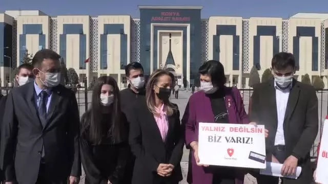 Eşi ve kızının üzerine kaynar su döktüğü gerekçesiyle yargılanan sanık hakim karşısında Eşi ve kızının üzerine kaynar su döktüğü gerekçesiyle yargılanan sanık hakim karşısında
