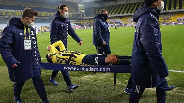Mesut Özil in Fenerbahçe got injured in Antalyaspor match and left the playing field with a stretcher Mesut Özil in Fenerbahçe got injured in Antalyaspor match and left the playing field with a stretcher