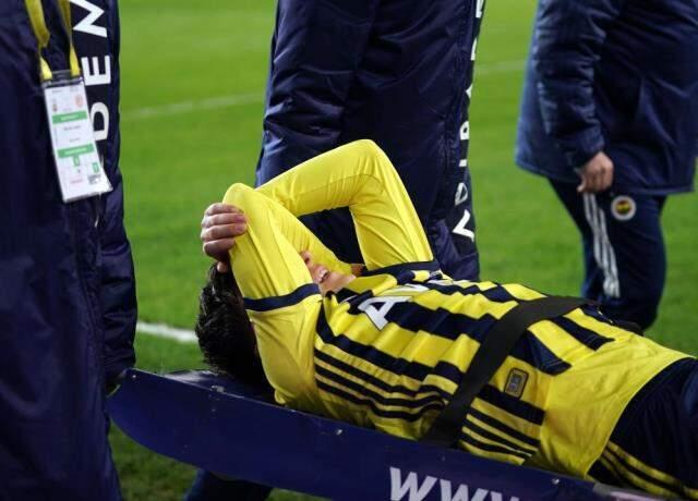 Mesut Özil in Fenerbahçe got injured in Antalyaspor match and left the playing field with a stretcher Mesut Özil in Fenerbahçe got injured in Antalyaspor match and left the playing field with a stretcher