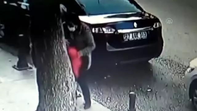 GAZİANTEP - Kaldırımda yürüdüğü sırada başına beton parçası düşen çocuk yaralandı GAZİANTEP - Kaldırımda yürüdüğü sırada başına beton parçası düşen çocuk yaralandı