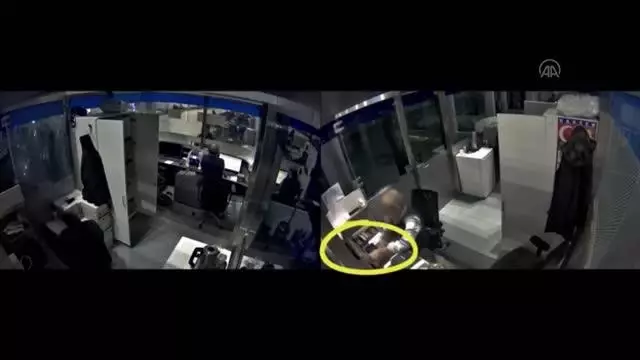 İstanbul Havalimanı'nda 'tırnakçılık' yöntemiyle hırsızlık yaptıkları iddia edilen 6 kişi tutuklandı İstanbul Havalimanı'nda 'tırnakçılık' yöntemiyle hırsızlık yaptıkları iddia edilen 6 kişi tutuklandı