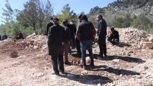 Heyelan nedeniyle evlerini boşaltmaları istenen köylüler mermer ocağının sahiplerine tepki gösterdi Heyelan nedeniyle evlerini boşaltmaları istenen köylüler mermer ocağının sahiplerine tepki gösterdi