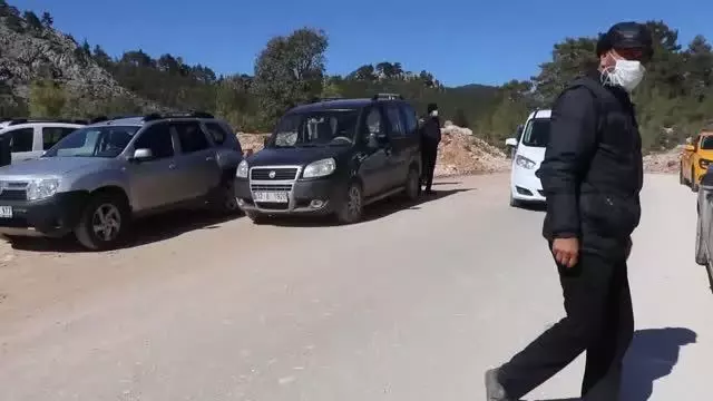 Heyelan nedeniyle evlerini boşaltmaları istenen köylüler mermer ocağının sahiplerine tepki gösterdi Heyelan nedeniyle evlerini boşaltmaları istenen köylüler mermer ocağının sahiplerine tepki gösterdi