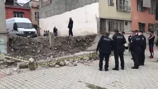 İlkokulun yıkılan avlu duvarının altında kalan çocuk yaşamını yitirdi İlkokulun yıkılan avlu duvarının altında kalan çocuk yaşamını yitirdi