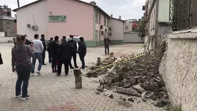 İlkokulun yıkılan avlu duvarının altında kalan çocuk yaşamını yitirdi İlkokulun yıkılan avlu duvarının altında kalan çocuk yaşamını yitirdi