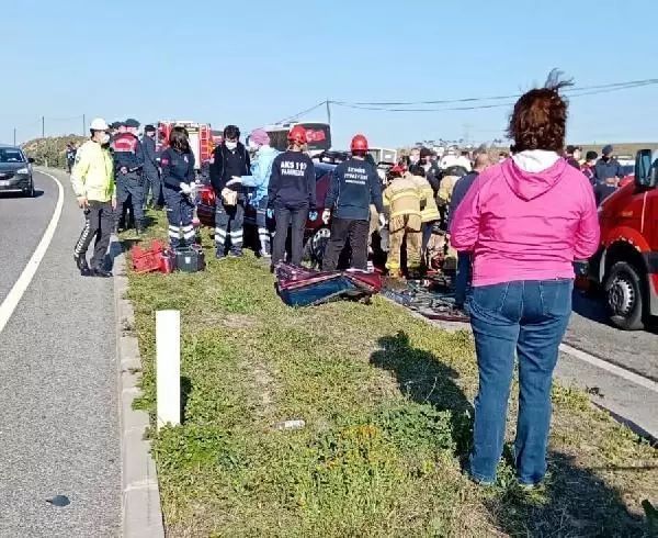 İzmir'de hafif ticari araç, otomobil ve midibüsle çarpıştı: 2 ölü, 4 yaralı İzmir'de hafif ticari araç, otomobil ve midibüsle çarpıştı: 2 ölü, 4 yaralı