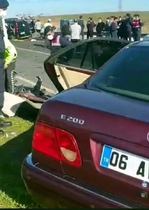 İzmir'de hafif ticari araç, otomobil ve midibüsle çarpıştı: 2 ölü, 4 yaralı İzmir'de hafif ticari araç, otomobil ve midibüsle çarpıştı: 2 ölü, 4 yaralı