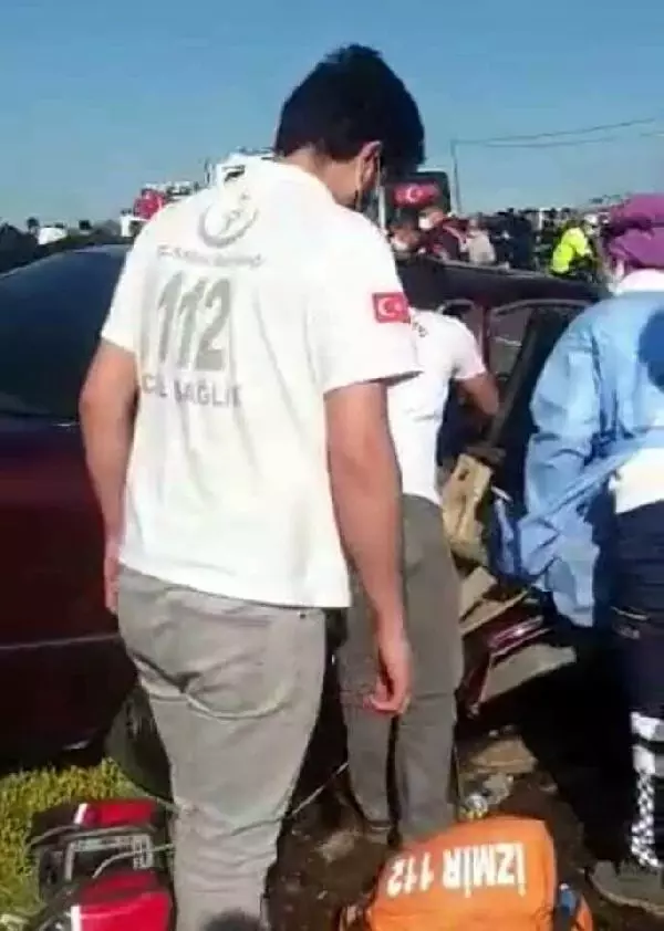 İzmir'de hafif ticari araç, otomobil ve midibüsle çarpıştı: 2 ölü, 4 yaralı İzmir'de hafif ticari araç, otomobil ve midibüsle çarpıştı: 2 ölü, 4 yaralı