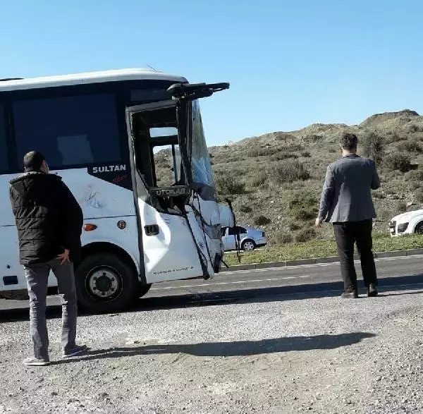 İzmir'de hafif ticari araç, otomobil ve midibüsle çarpıştı: 2 ölü, 4 yaralı İzmir'de hafif ticari araç, otomobil ve midibüsle çarpıştı: 2 ölü, 4 yaralı