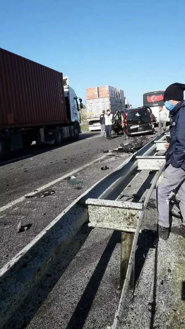 İzmir'de hafif ticari araç, otomobil ve midibüsle çarpıştı: 2 ölü, 4 yaralı İzmir'de hafif ticari araç, otomobil ve midibüsle çarpıştı: 2 ölü, 4 yaralı