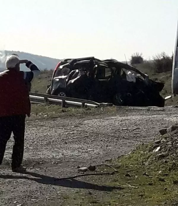 İzmir'de hafif ticari araç, otomobil ve midibüsle çarpıştı: 2 ölü, 4 yaralı İzmir'de hafif ticari araç, otomobil ve midibüsle çarpıştı: 2 ölü, 4 yaralı