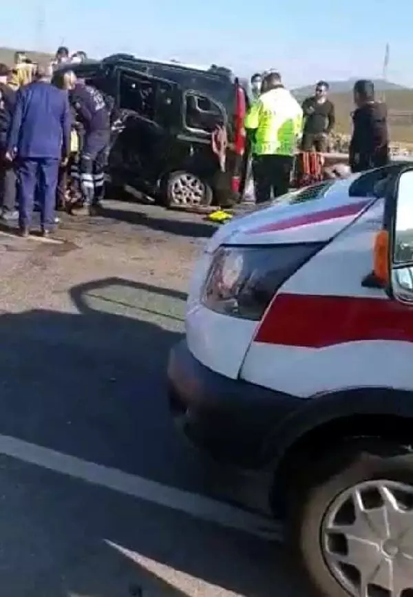 İzmir'de hafif ticari araç, otomobil ve midibüsle çarpıştı: 2 ölü, 4 yaralı İzmir'de hafif ticari araç, otomobil ve midibüsle çarpıştı: 2 ölü, 4 yaralı