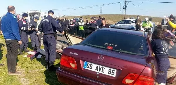 İzmir'de hafif ticari araç, otomobil ve midibüsle çarpıştı: 2 ölü, 4 yaralı İzmir'de hafif ticari araç, otomobil ve midibüsle çarpıştı: 2 ölü, 4 yaralı