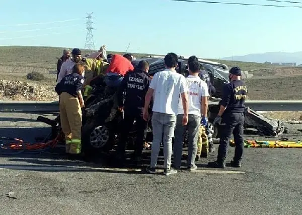 İzmir'de hafif ticari araç, otomobil ve midibüsle çarpıştı: 2 ölü, 4 yaralı İzmir'de hafif ticari araç, otomobil ve midibüsle çarpıştı: 2 ölü, 4 yaralı