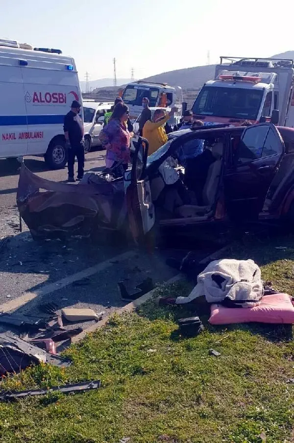 İzmir'de hafif ticari araç, otomobil ve midibüsle çarpıştı: 2 ölü, 4 yaralı İzmir'de hafif ticari araç, otomobil ve midibüsle çarpıştı: 2 ölü, 4 yaralı
