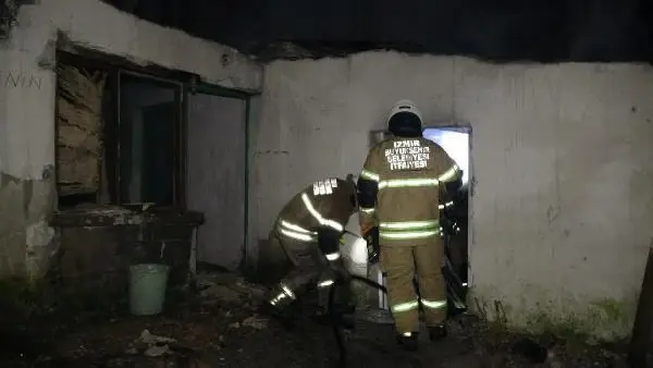 İzmir'de tek katlı evde yangın paniği İzmir'de tek katlı evde yangın paniği