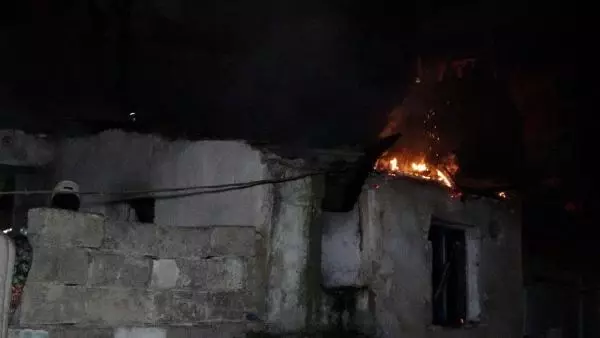 İzmir'de tek katlı evde yangın paniği İzmir'de tek katlı evde yangın paniği