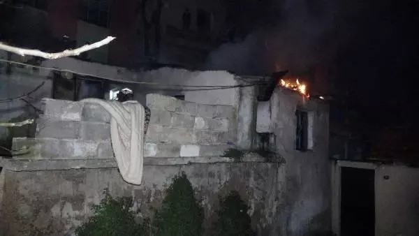 İzmir'de tek katlı evde yangın paniği İzmir'de tek katlı evde yangın paniği