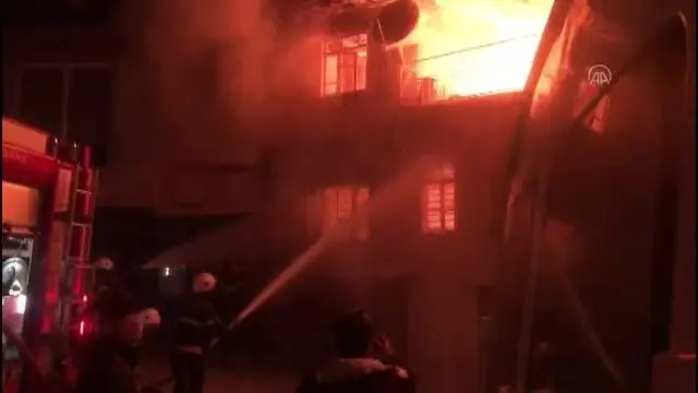 Son dakika... KAHRAMANMARAŞ - Ev yangınında yaşlı çift yaralandı Son dakika... KAHRAMANMARAŞ - Ev yangınında yaşlı çift yaralandı