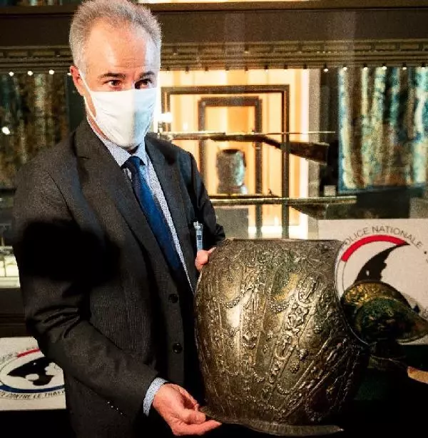 Louvre Müzesi'ndeki kayıp zırh ve miğfer 38 yıl sonra bulundu Louvre Müzesi'ndeki kayıp zırh ve miğfer 38 yıl sonra bulundu