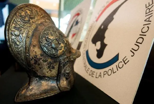 Louvre Müzesi'ndeki kayıp zırh ve miğfer 38 yıl sonra bulundu Louvre Müzesi'ndeki kayıp zırh ve miğfer 38 yıl sonra bulundu