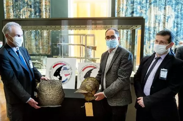 Louvre Müzesi'ndeki kayıp zırh ve miğfer 38 yıl sonra bulundu Louvre Müzesi'ndeki kayıp zırh ve miğfer 38 yıl sonra bulundu