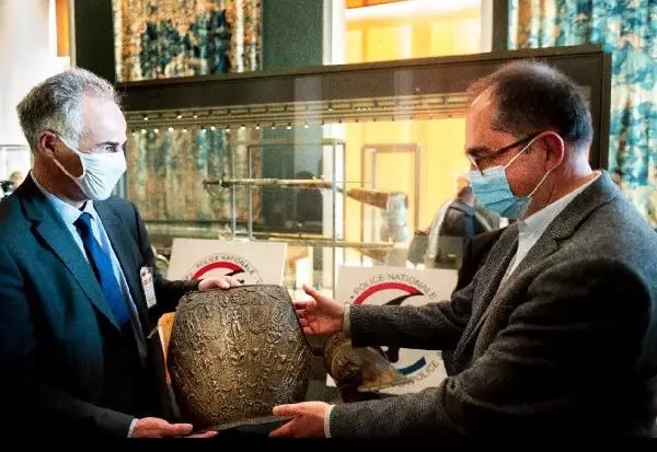 Louvre Müzesi'ndeki kayıp zırh ve miğfer 38 yıl sonra bulundu Louvre Müzesi'ndeki kayıp zırh ve miğfer 38 yıl sonra bulundu