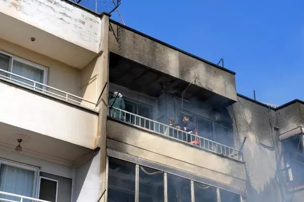 Mersin'de 5 katlı apartmanda korkutan yangın: 8 kişi kurtarıldı (2) Mersin'de 5 katlı apartmanda korkutan yangın: 8 kişi kurtarıldı (2)