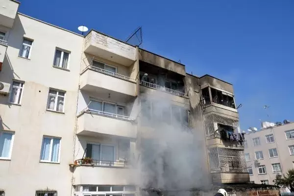 Mersin'de 5 katlı apartmanda korkutan yangın: 8 kişi kurtarıldı (2) Mersin'de 5 katlı apartmanda korkutan yangın: 8 kişi kurtarıldı (2)